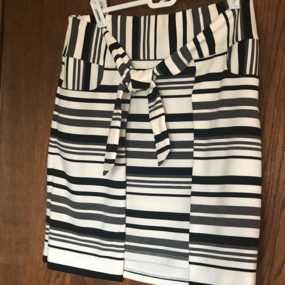 CABI ‘GRANDSTAND’ FAUX WRAP SKIRT-EUC! - Picture 4 of 10